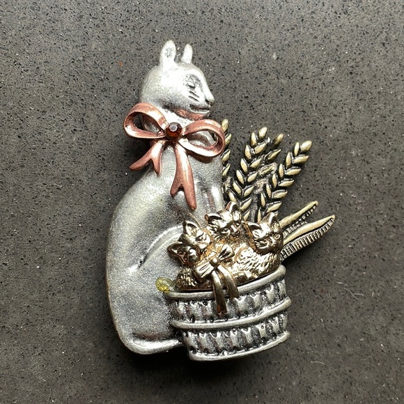 Kenneth Cole cat•kittens•basket mixed metals brooch sign - Picture 1 of 8